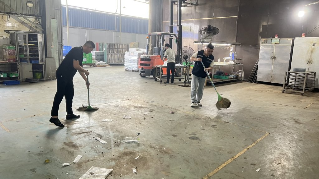 Sử dụng cây quét sàn để loại bỏ bụi bẩn, hạt cát và các tạp chất trên bề mặt sàn epoxy