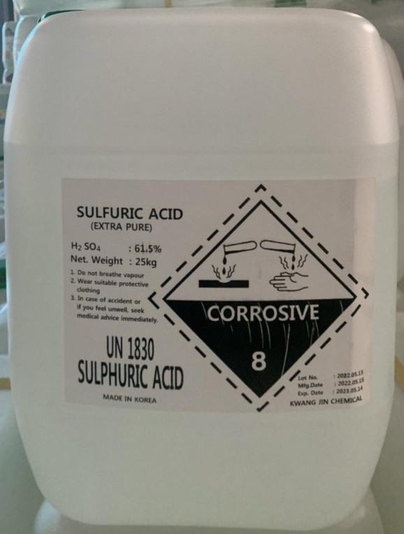 Axit sulfuric (H₂SO₄) là một trong những axit công nghiệp quan trọng nhất, với nhiều ứng dụng rộng rãi trong nhiều lĩnh vực khác nhau.