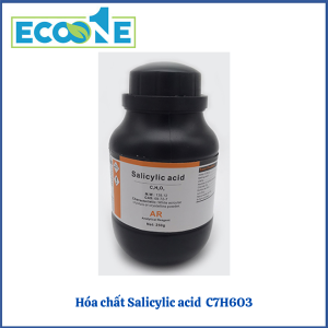 Salicylic Acid C7H6O3, hóa chất tinh khiết dạng bột, CAS 69-72-7, đóng gói 250g/chai. Ứng dụng trong phòng thí nghiệm, tổng hợp dược mỹ phẩm. Phù hợp kỹ thuật viên và viện nghiên cứu có giá từ 73,000 đến 120,000 đ/ chai 250g