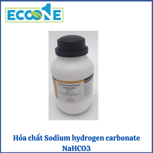 Sodium hydrogen carbonate NaHCO₃ là hóa chất tinh khiết dạng bột trắng, dùng trong phòng thí nghiệm để trung hòa acid, tạo dung dịch đệm phù hợp cho kỹ thuật viên và nhà nghiên cứu, có giá từ 1,300,000 đến 2,100,000đ/chai 500g